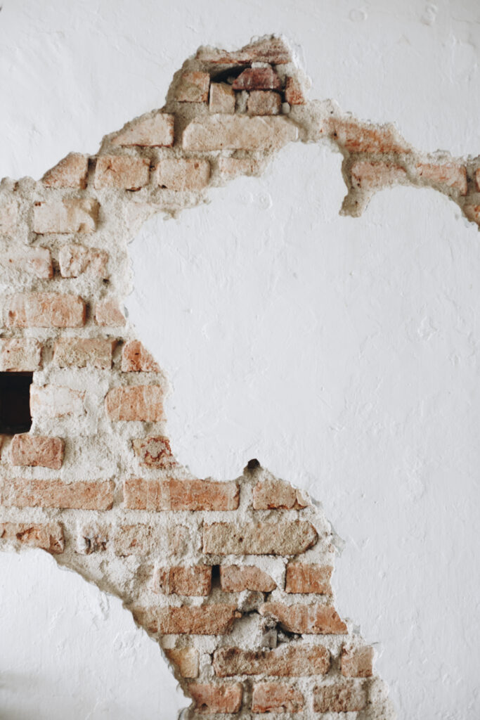 How Brick Pointing Keeps Bricks From Spalling