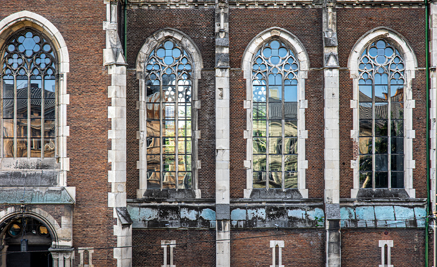 How Does Brick Pointing Minimize Vibration Damage in Urban Buildings?